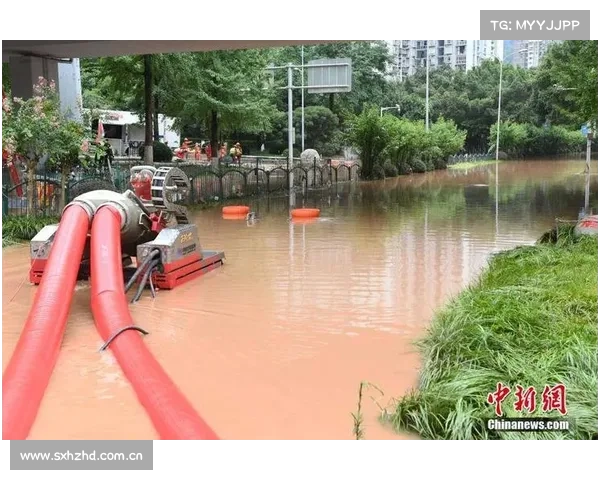 大路镇赛区暴雨致比赛中断 球员自发清理积水45分钟后重启赛事 大路镇赛区暴雨致比赛中断 球员自发清理积水45分钟后重启赛事